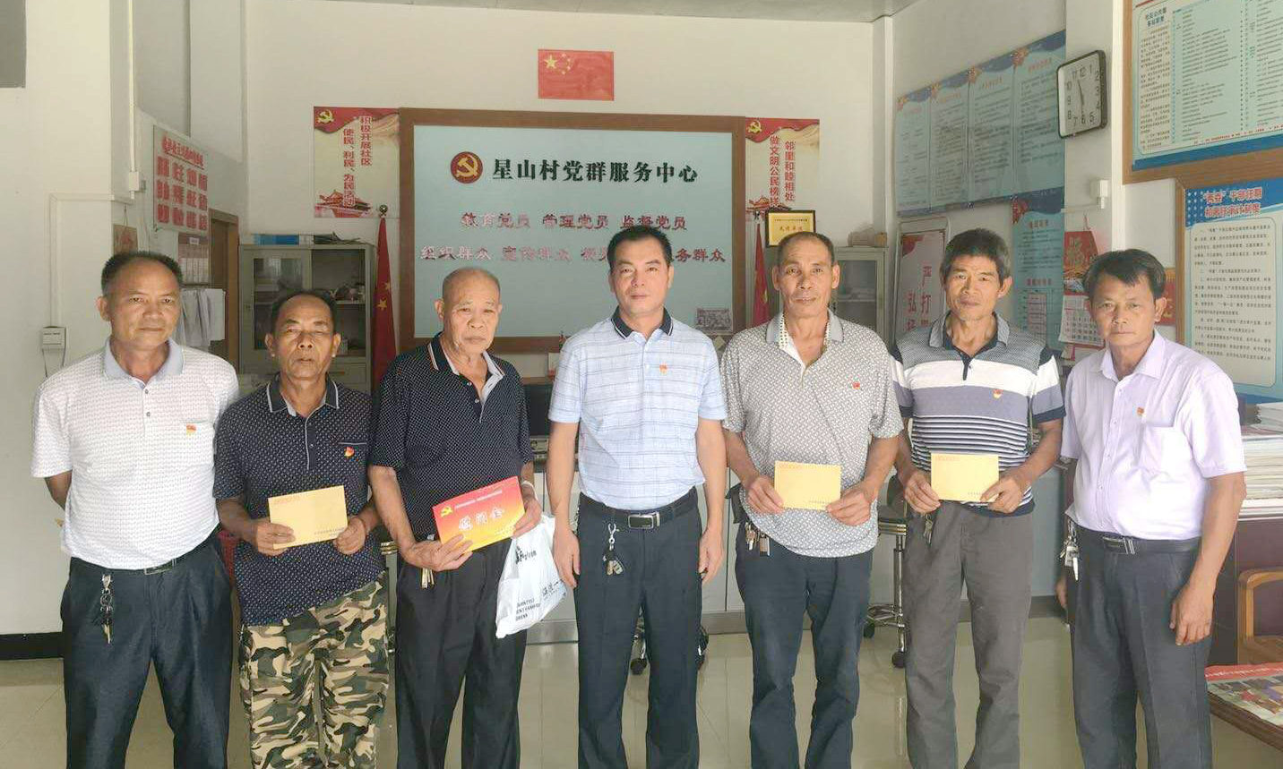大沙镇领导慰问党员2.jpg