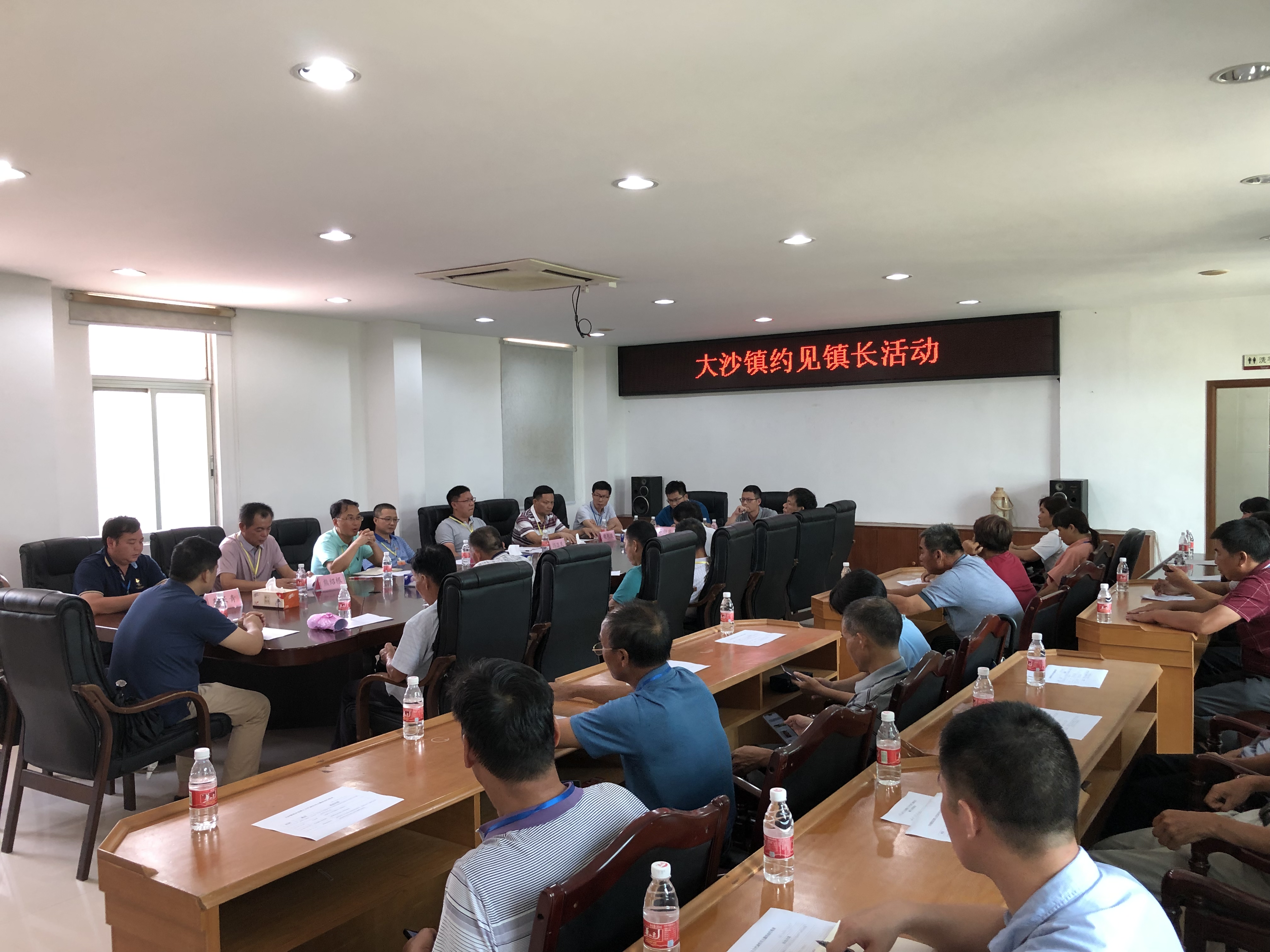 人大代表开展约见镇长活动.jpg