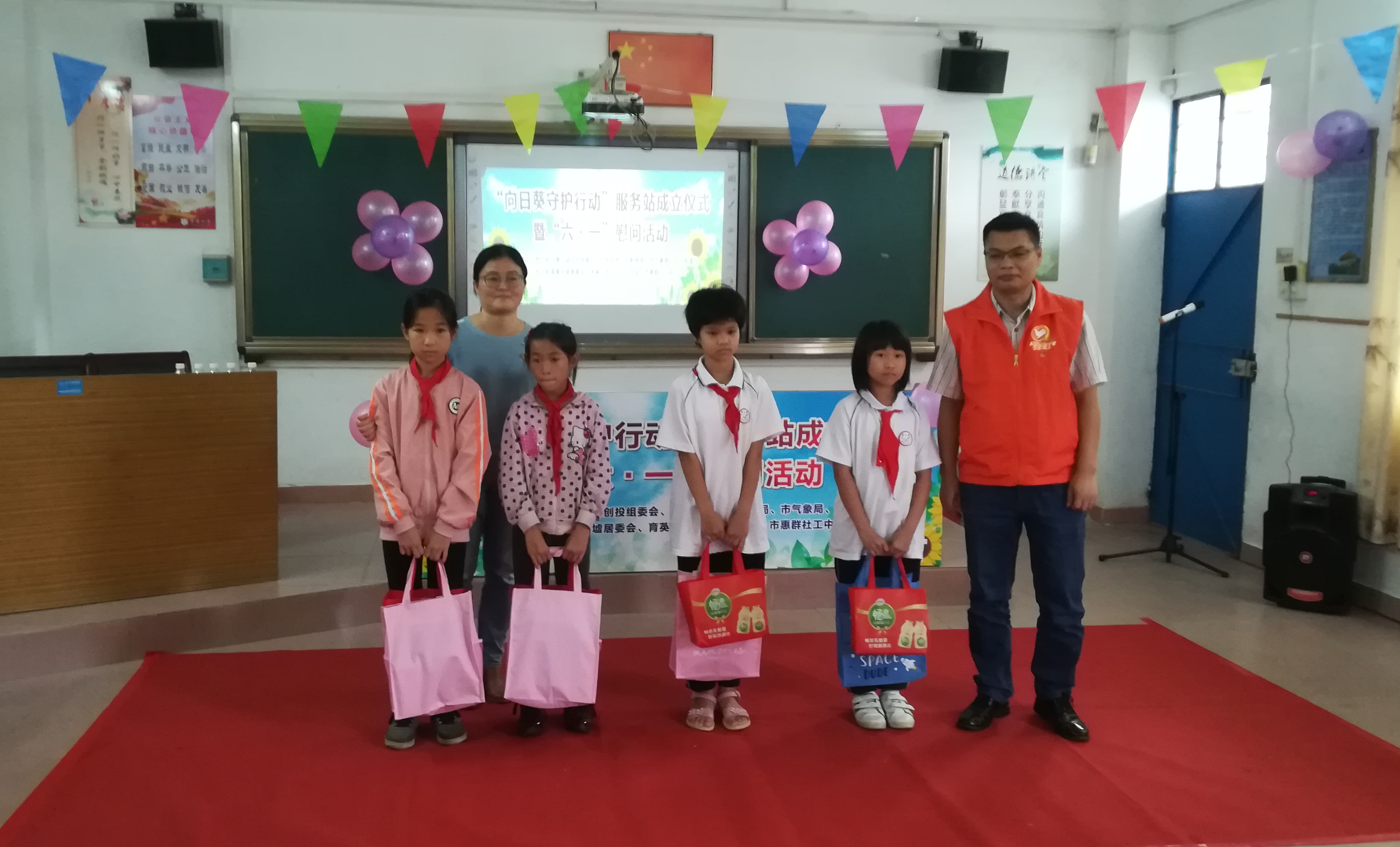 图为:开平市气象局向育英小学“留守儿童”赠送慰问品 摄影:邓坚.jpg