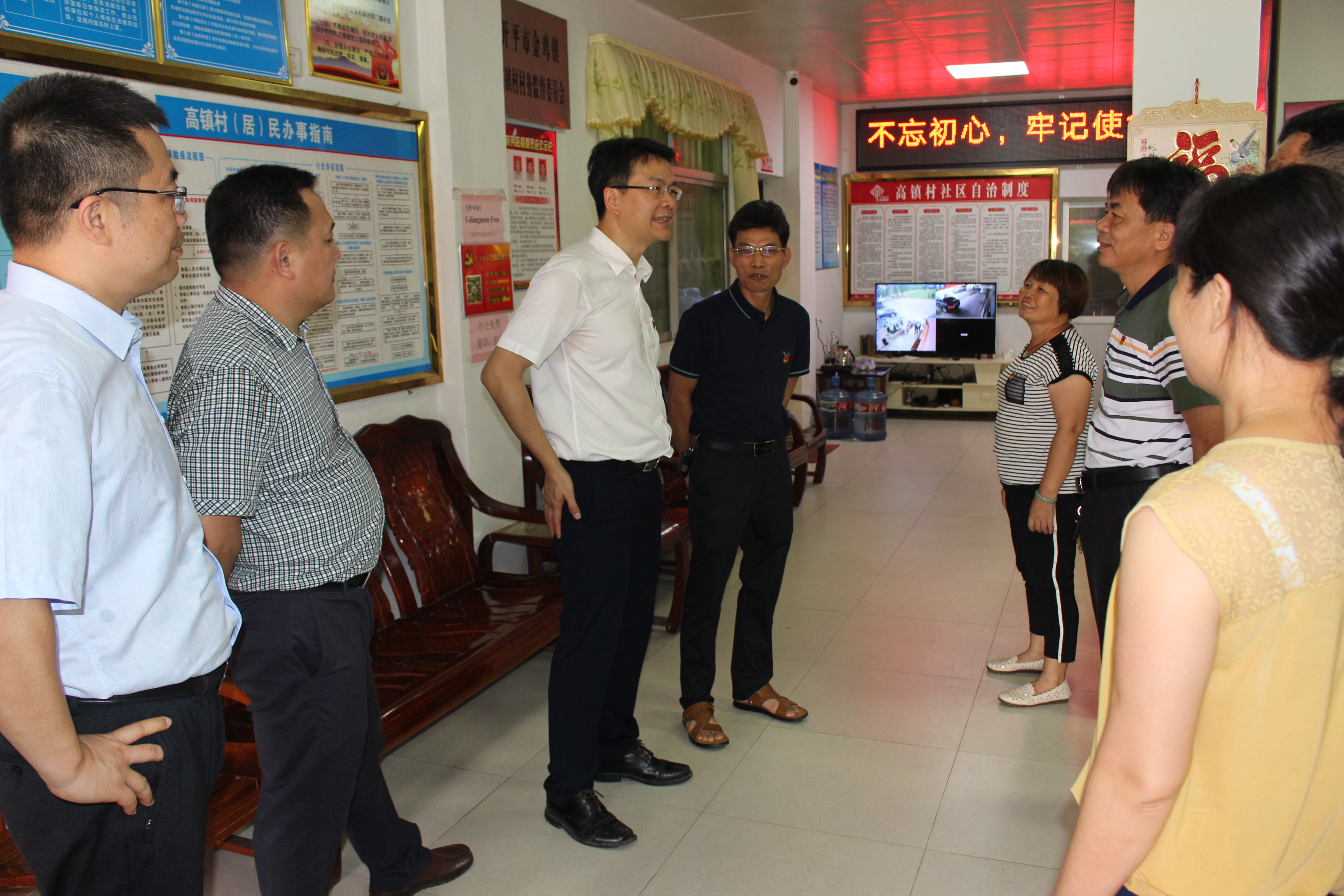 6.实地走访金鸡镇高镇村委会.JPG
