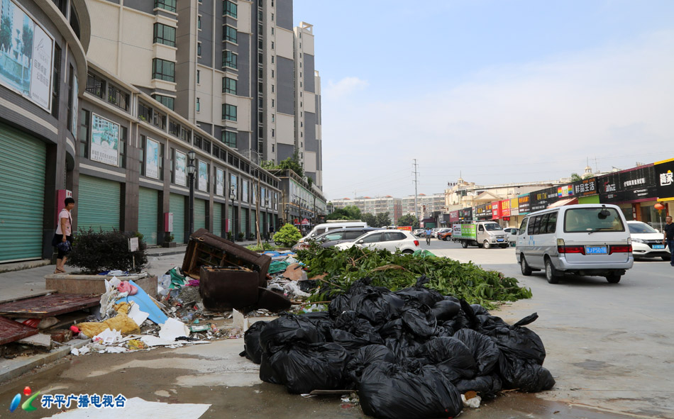 0-6 2H3A6552 - 副本 宏都水岸住宅小区正门前卫生黑点和垃圾乱堆放问题.jpg