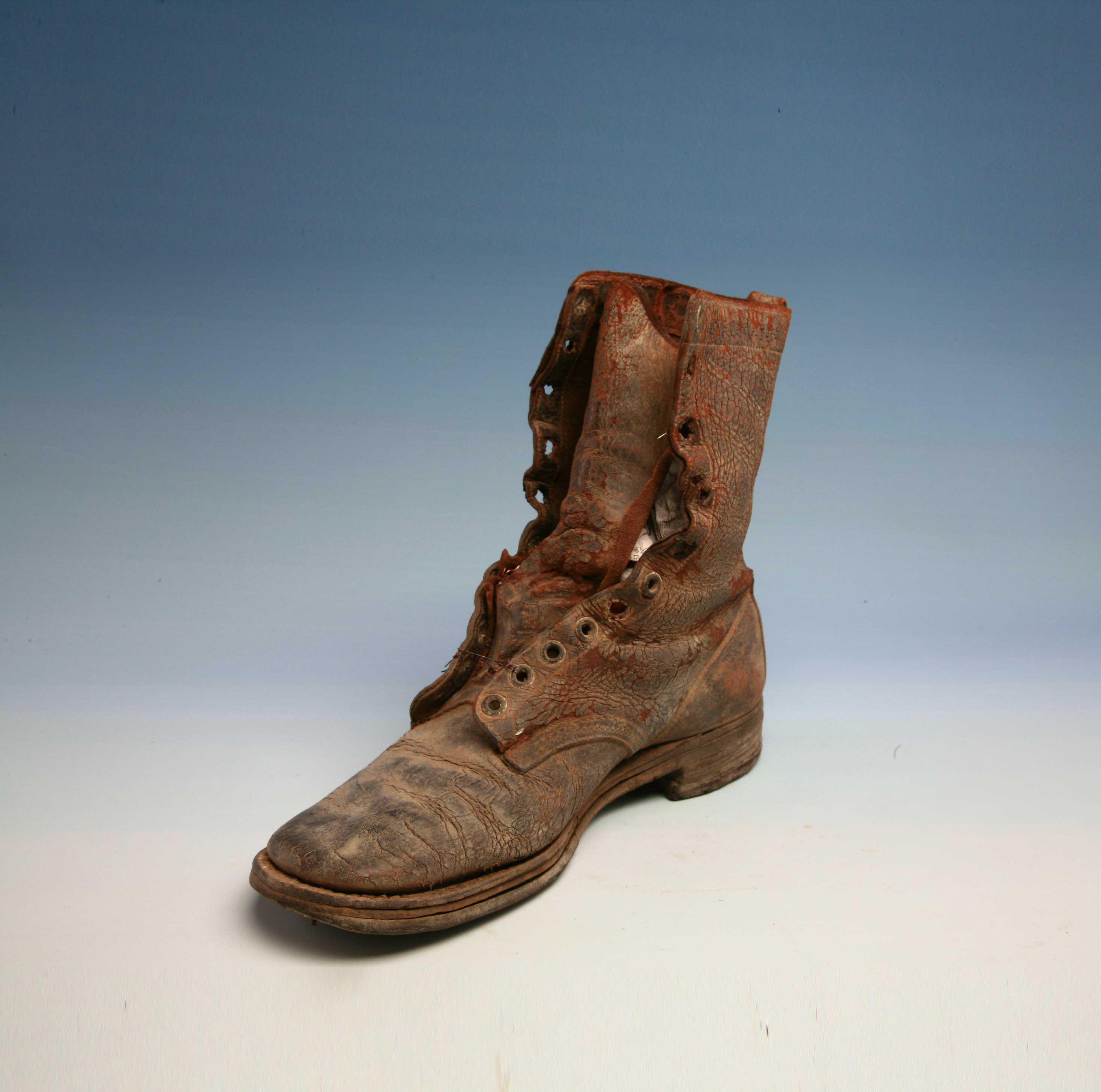 美国高筒皮鞋一只