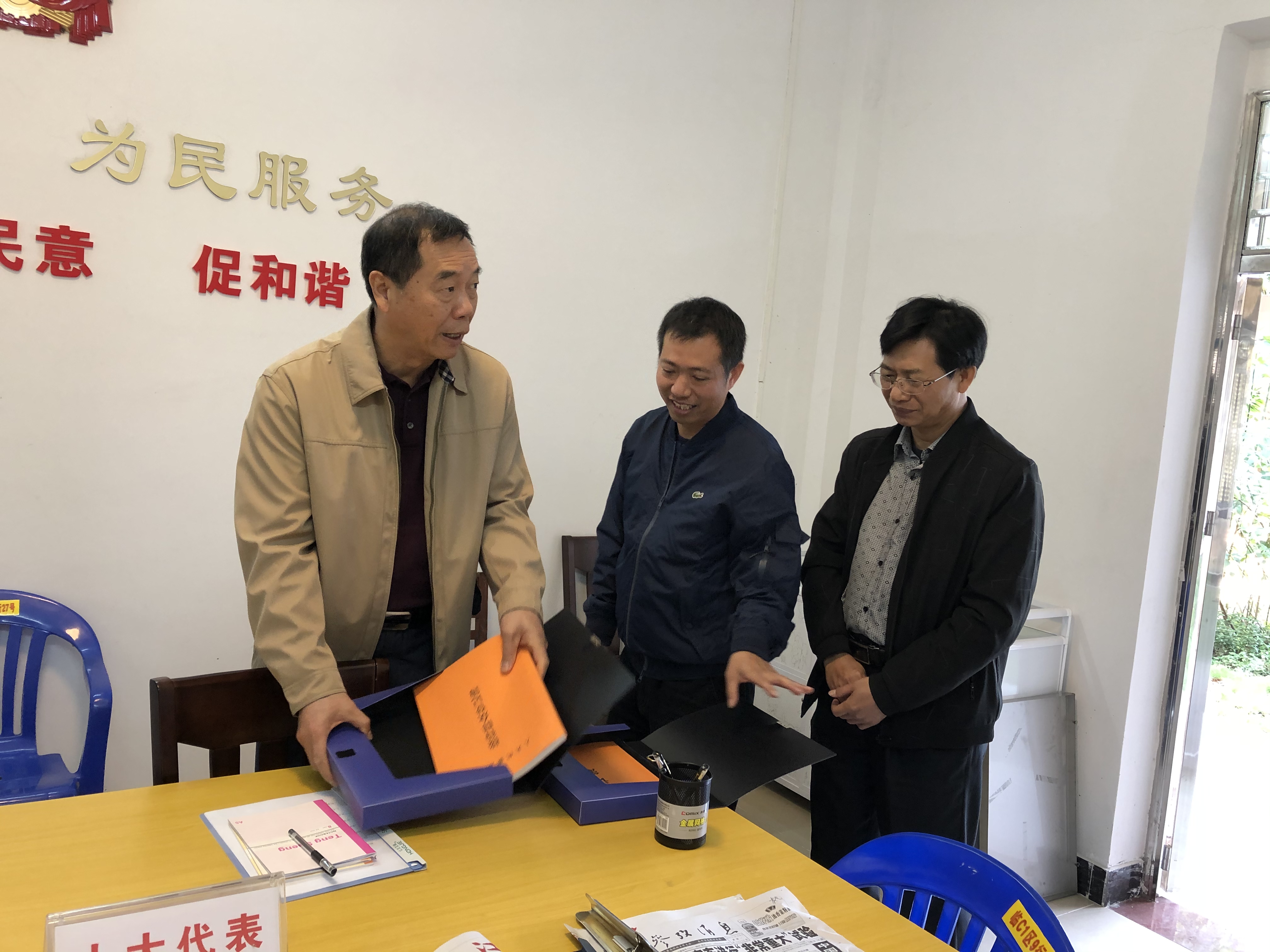 12月10日上午,开平市人大常委会主任张星杰,市人大办公室主任潘伟雄