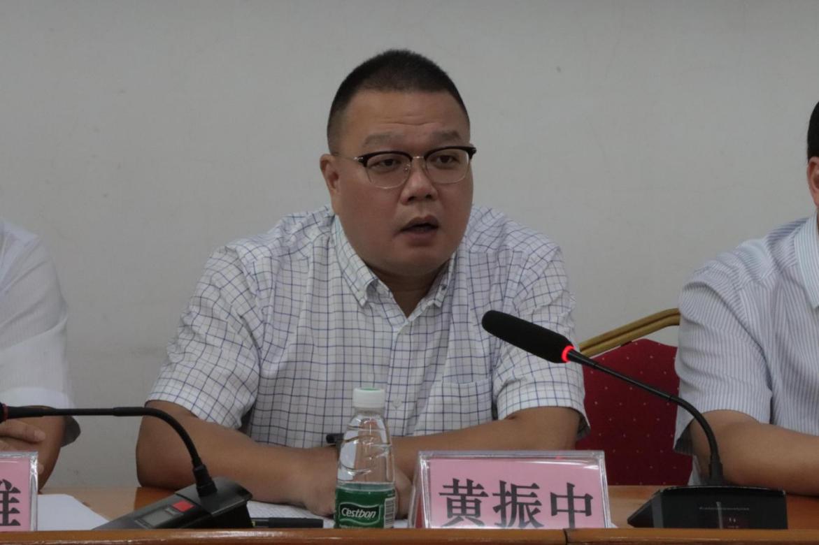 开平市政府副市长谭晓华在仪式上宣布"交通执法百日攻坚"专项整治行动