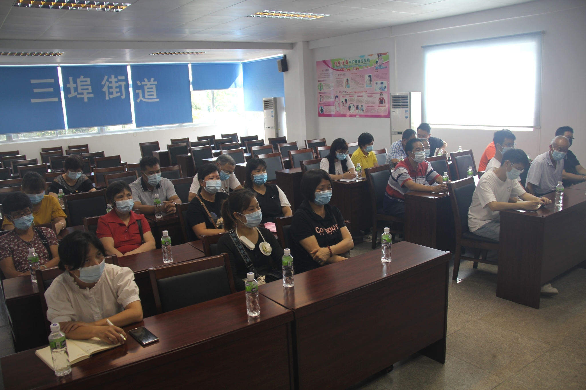 会上还以簕冲村委会甄强幄案件,星光居民区梁月梅案件等2个违纪违法