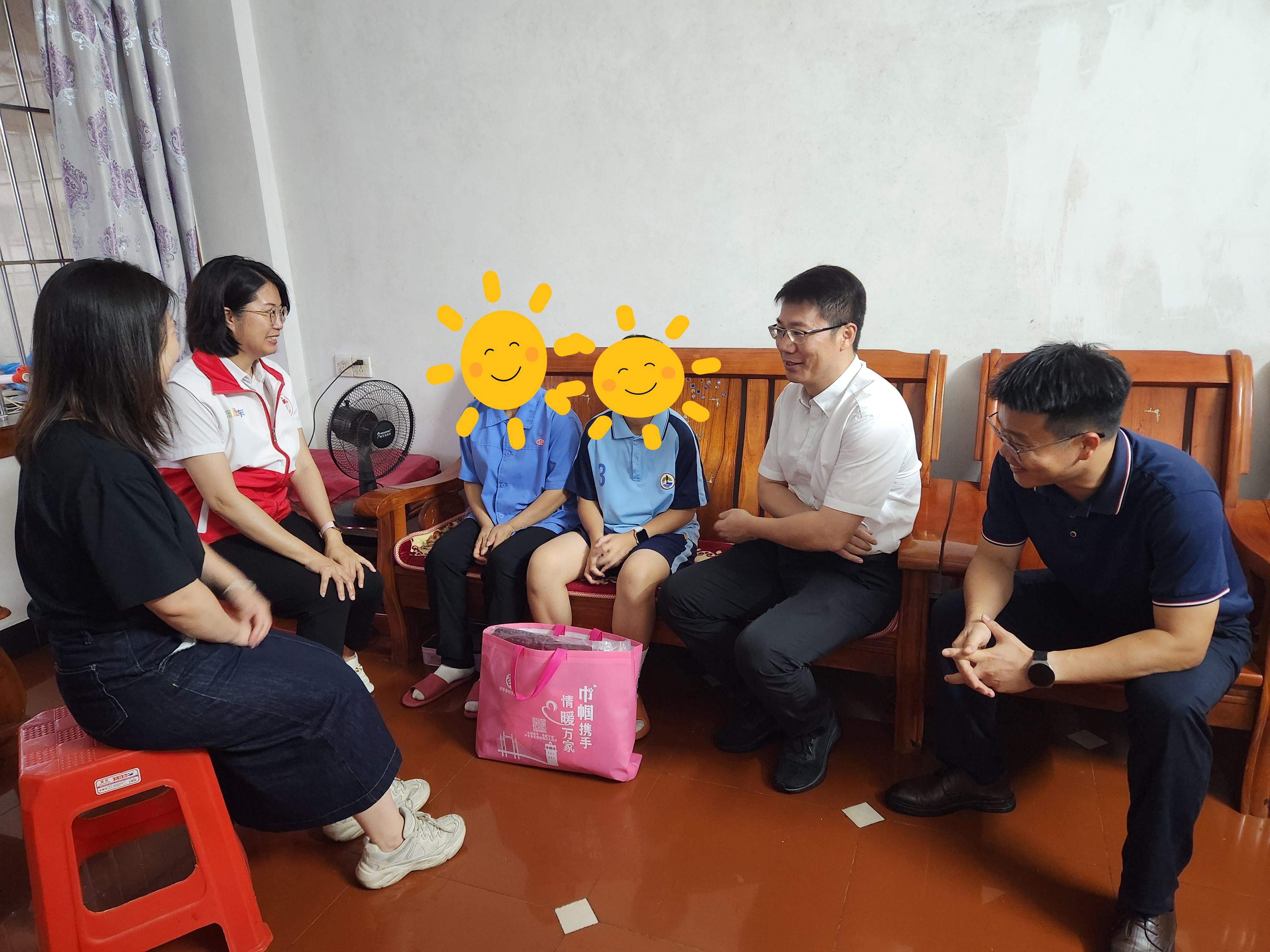 在"六一"国际儿童节前夕,开平市委副书记,政法委书记梁毅渝,开平市副