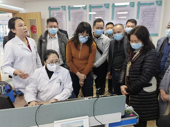 在青岛西海岸新区辛安街道社区卫生服务中心,梁建芬一行参观学习了