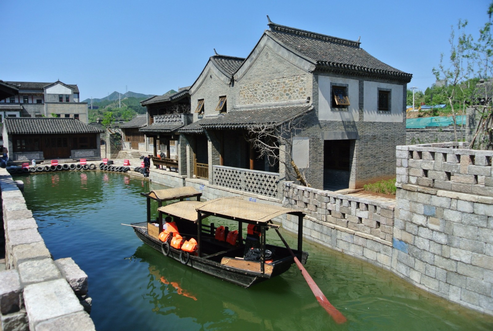 古北水镇项目突出古镇,民居,冷泉,温泉,山水相间等资源亮点,建设具有