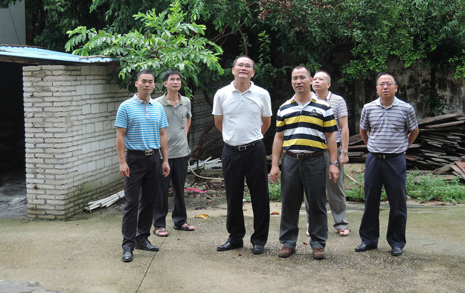 副市长莫劲锋调研指导赤水镇卫生院改建工程