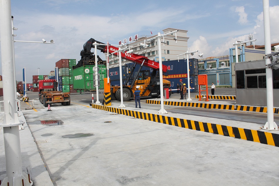 器鸣响,根据分析结果,开平海关值班关员初步判定为柜内货物核辐射超标