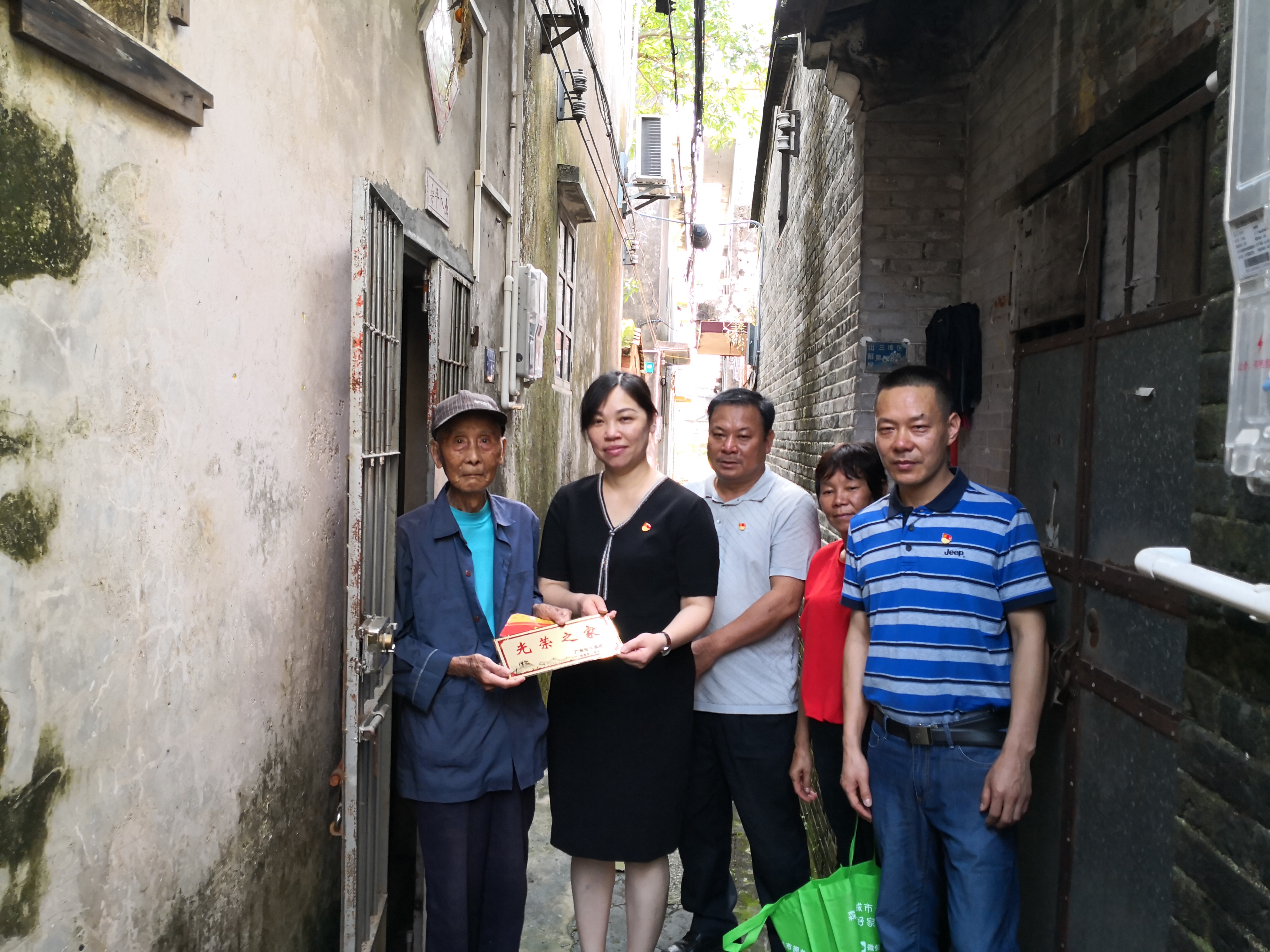 街道党工委书记梁雁仙,街道党工委委员何其富到军属