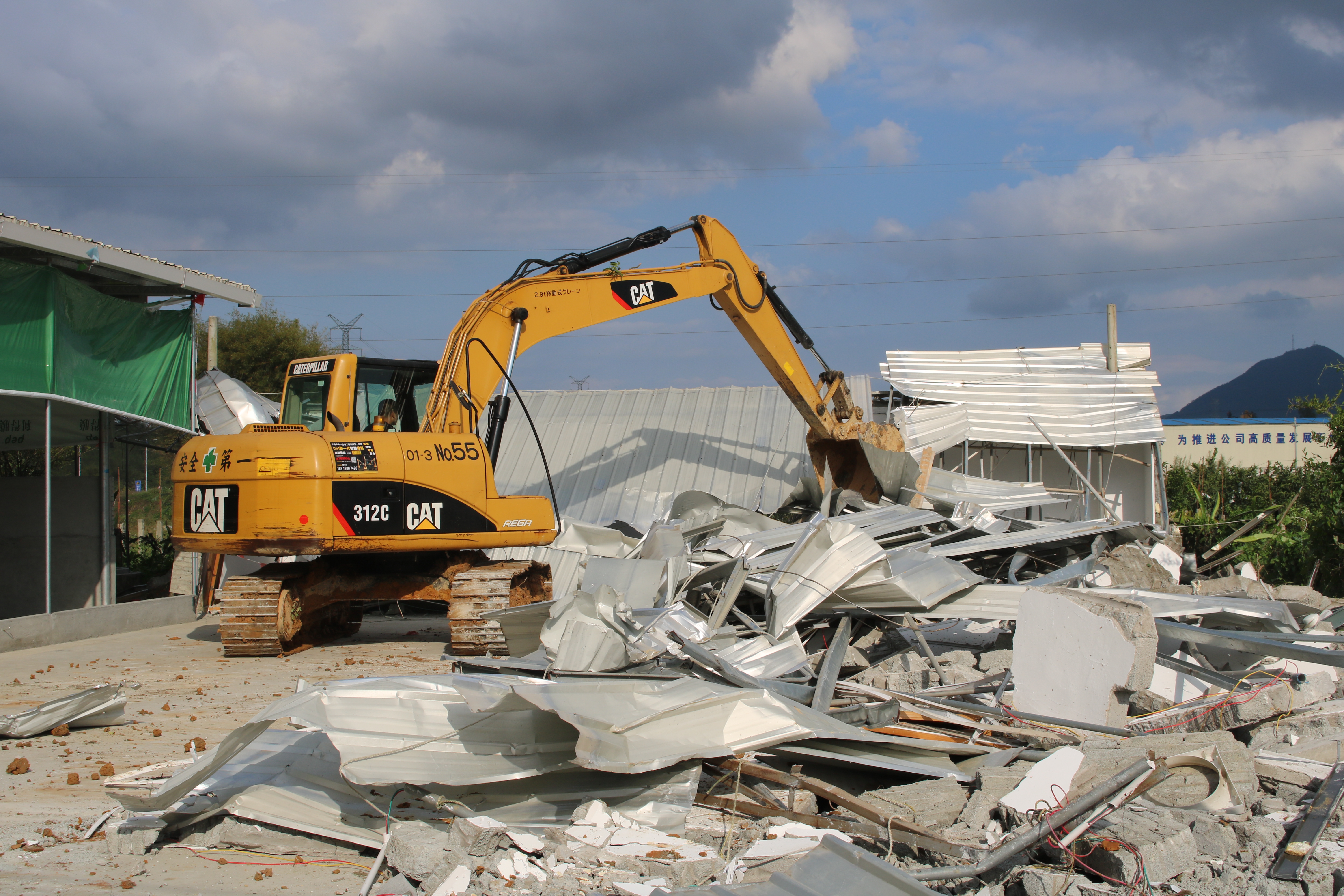 沙塘镇出重拳拆除大棚房违法建筑